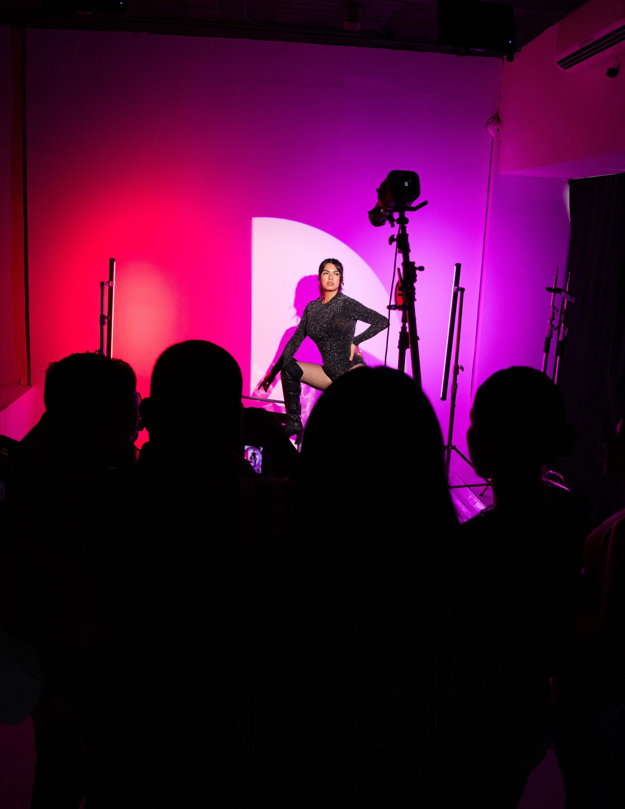 Set del workshop con esquema de luz neón y alumnos en práctica